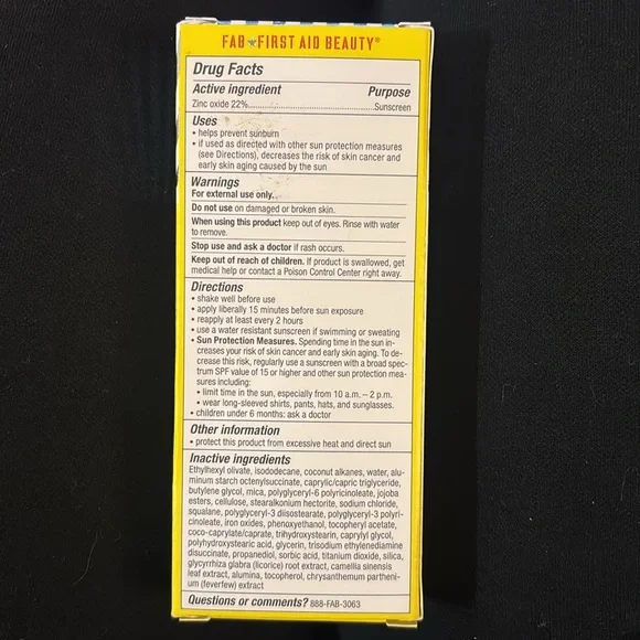 First Aid Beauty Weightless Liquid Mineral Sunscreen with Zinc Oxide SPF 30 - Picture 5 of 5